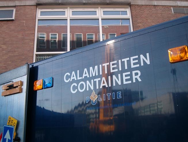 Calamiiteitencontainer vol materieel najaar open dag politie hoek polderweg Calamiteitencontainer vol materieel op de open dag van het nieuwe politiebureau aan de Linnaeusstraat, september 2003. 