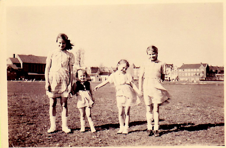 Het veldje voor de Emmakerk, ongeveer 1948. Rietje, Tonny, Corry en Jetty Hollanders van links naar rechts  