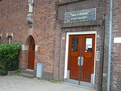  Linnaeushof met ingang van de St Lidwinaschool, de school waar Maarten Spanjaard en verteller op zaten in de jaren 60. 