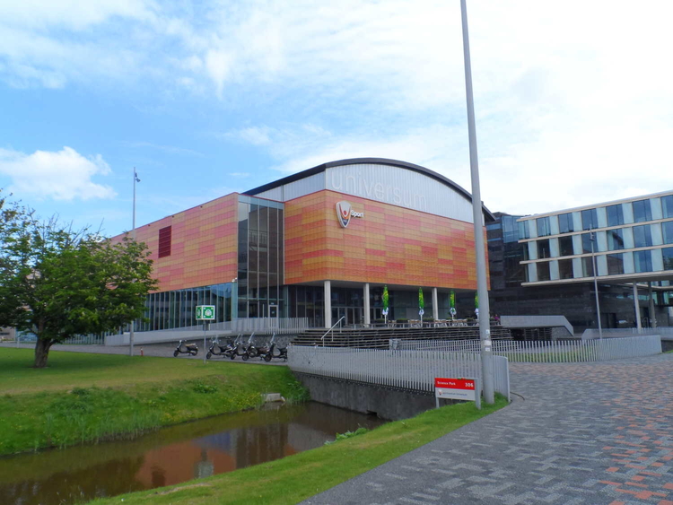 Het gebouw op het Sciencepark waarin de sporthal gevestigd is van de Universiteit. Foto Hanz van Onna, mei 2013. 