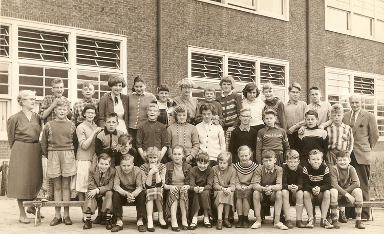 Op de Niasschool met meester Schouten (rechts) als hoofd van de school. Bertus staat helemaal linksboven - 1956 .<br />Foto: Bertus van Vliet 