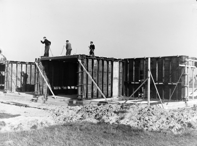  De bouwplaatsen aan de Fizeaustraat in 1951: "de benodigde materialen waren ruim voorhanden". <br />.<br />Foto: Gemeentearchief Amsterdam) 