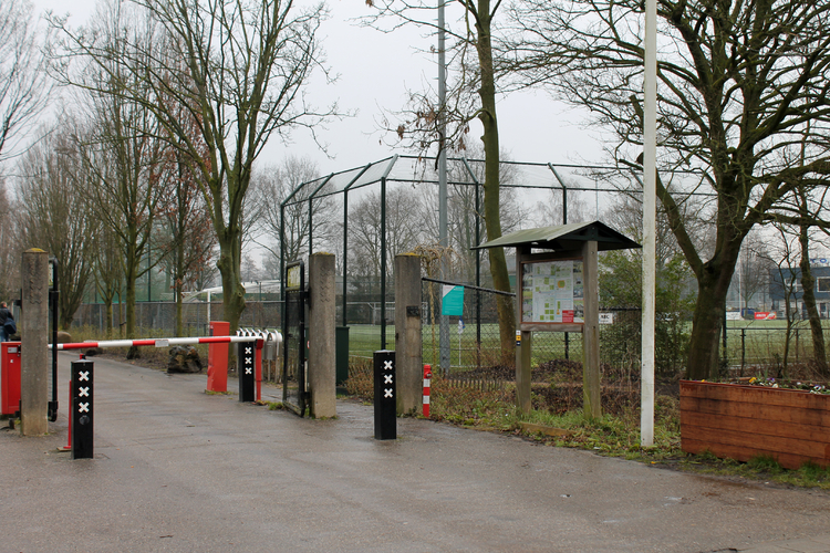 Bord bij ingang Sportpark Middenmeer, t.o. Jaap Edenbaan. .<br />Foto: Jo Haen 