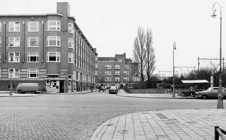 Tugelaweg (de winkel links vooraan naast de hoek) - ± 1950 .<br />Foto: Beeldbank Amsterdam 