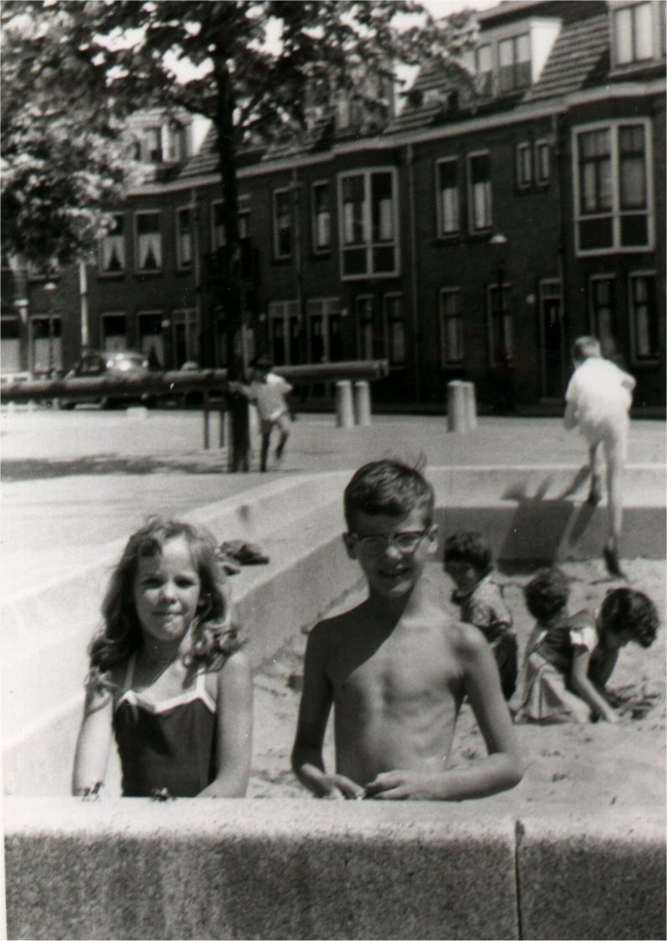 Zandbak Kees in de zandbak op het Transvaalplein met zijn zus Thea in 1964. 