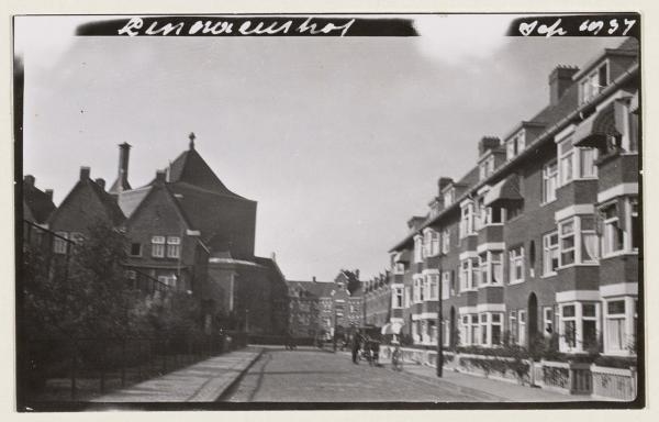 Linnaeushof, 1937. Afgebeeld is de Linnaeushof 17-40 met links nummers 99-100, gezien op de achtergond naar RK-Kerk 'Heilige Martelaren van Gorkum'.<br />Bron: Beeldbank Stadsarchief Amsterdam. 
