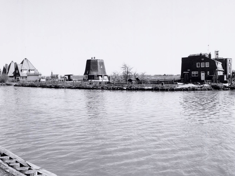 De Weespertrekvaart met op de achtergrond de afgeknotte molen. Deze molen is niet afgebroken en staat meer richting Diemen. .<br />Foto: Beeldbank Stadsarchief Amsterdam 