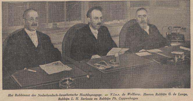 Het Rabbinaat 19 november 1935. Bron: NIW 15-11-1935, Historische kranten, KB.  <br />Het Rabbinaat der Nederlands Isr. Hoofdsynagoge met Rabbijnen Sarlouis, Coppenhagen en de Lange. 