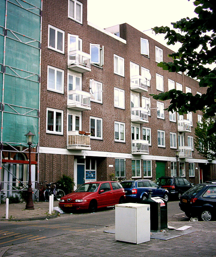 Tweede van Swindenstraat Tweede van Swindenstraat nr. 21 (groene deur) anno 2008 Boven de brede groene deur bevond zich vroeger mijn etage. 