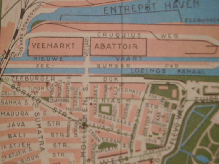 Oude plattegrond Op deze oude kaart staat het abattoir nog vermeld. foto Rizzoli.Nl 2005 Op deze oude kaart van Amsterdam staat het oude abattoir nog vermeld. 
