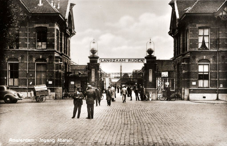De ingang van het abattoir. .<br />Foto: Stadsarchief  Amsterdam 