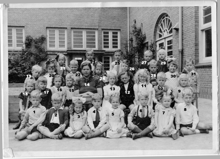  Foto van (vermoedelijk) de 1ste klas van de Abraham van Riebeeckschool van 1946. De foto is opgestuurd door Joop Weverling (zie zijn reactie onder dit verhaal). Namen die hij zich nog herinnert zijn: 1: Jantje Marinus, 2: Fritsie Veldhuis, 6: Henkie Kuiper, 8: Jopie Weverling, 11: Beppie Hoogland, 12 Akkie Tijsterman, 26: henkie Cremer (Kremer), 30: Anneke Bakker, 27: Japie Willemse. 
