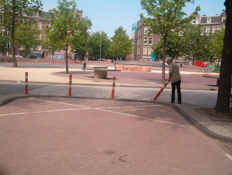 Achttien jaar verandering - Laings Nekstr.jpg Het plein is groter en mooier geworden nu de Laing's Nekstraat doodloopt op het Steve Bikoplein (2003) 