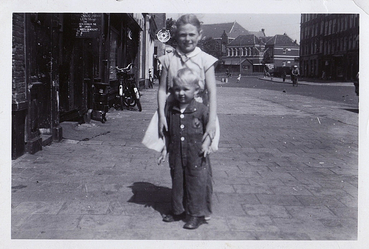 Ad en Ria Ria Karelse en Ad van Rooy voor de deur van de winkel (richting Mauritskade) circa 1958 