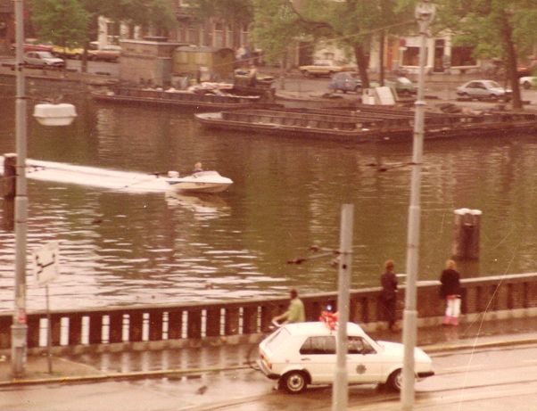 vluchtende vrouw met speedboot over de amstel Speedboat over de Amstel . Foto;J. Wiersema 1982 Foto: J.Wiersema 