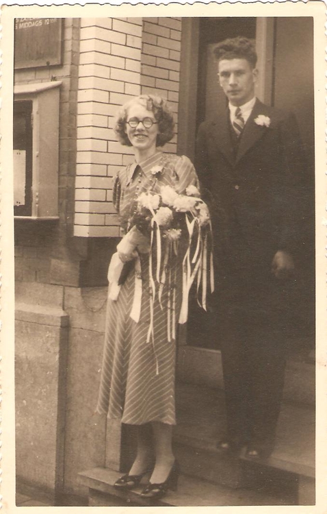Cornelis Meisner en  Julia Andrina Meisner-de Jong trouwden in 1938 in de Hulp-secretarie op de Linnaeusparkweg. .<br />Foto: Wim Verschut 