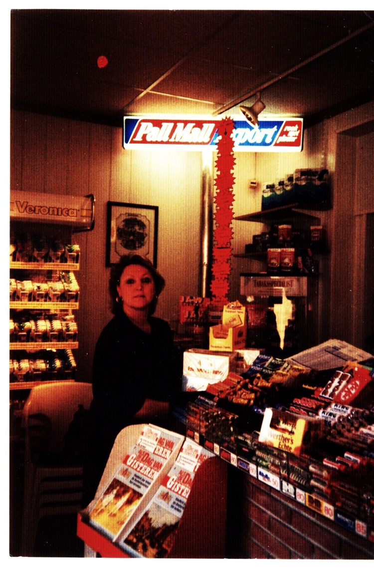 Henny Krug in de winkel Henny Krug in haar winkel, met op de achtergrond de stoeltjes van Het Praathuis (1985) 