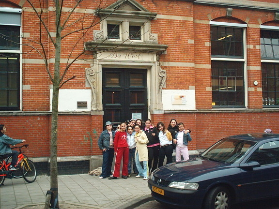 Merve's vriendinnen Vriendinnen van Merve bij buurtcentrum De Werf, maart 2005. 