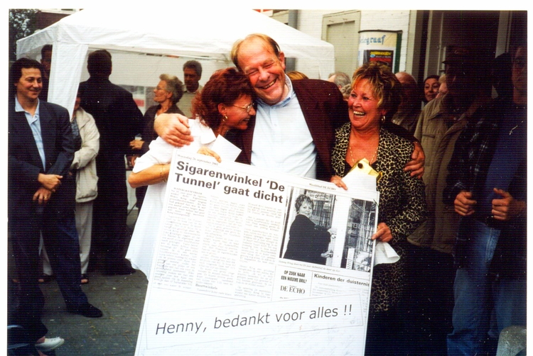 Het afscheidsfeest Foto uit 2001 bij het afscheidsfeestje van Hennies sigarenwinkel De Tunnel. Van links naar rechts: de hulp in de winkel, een buurtbewoner en Henny. Foto uit privé bezit van Henny. 