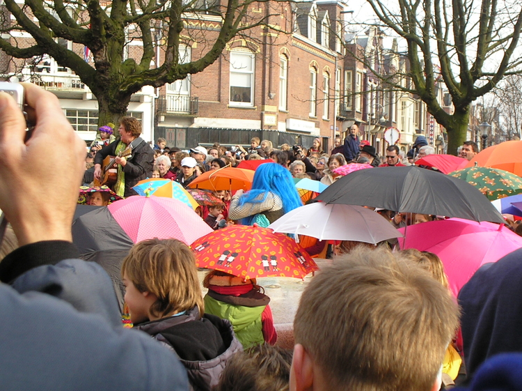 Drukte bij de opening Kinderen met kleurige paraplu's rond de fontein bij de ingebruikstelling op 24 maart 2007. 