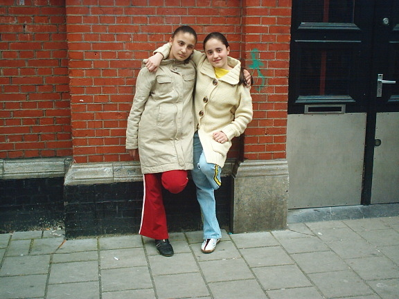 Duygu Werf Duygu met haar beste vriendin bij De Werf, maart 2005. Habibe met Duygu bij Buurthuis De Werf, maart 2005. 