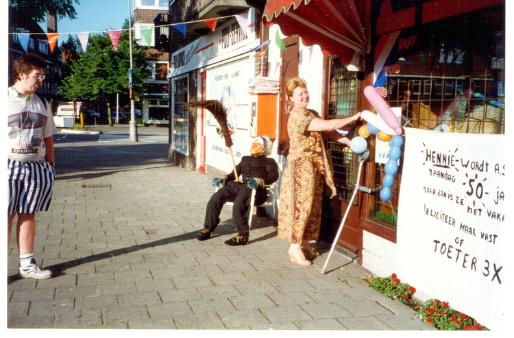 Henny op haar 50e verjaardag  (1995) toen haar winkel versierd was ter gelegenheid van haar verjaardag.Foto uit privé bezit Henny 