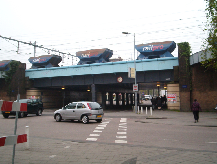  Het spoorwegviaduct tussen de Javastraat en de Eerste van Swindenstraat, april 2005. 