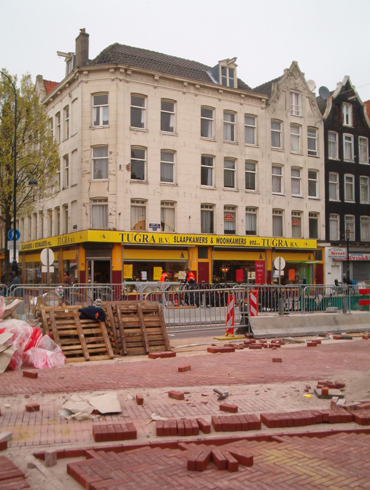 Bielzen1 April 2005, herinrichting Dapperstraat.<br />Op de hoek van de Dapperstraat en de Eerste van Swindenstraat stond vroeger de bank van de 'Kruisvereniging'. 