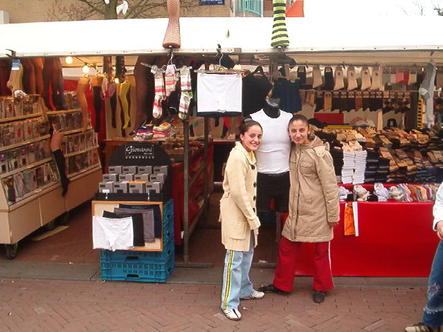 Duygu met vriendin Duygu met vriendin op de Dappermarkt, maart 2005. 