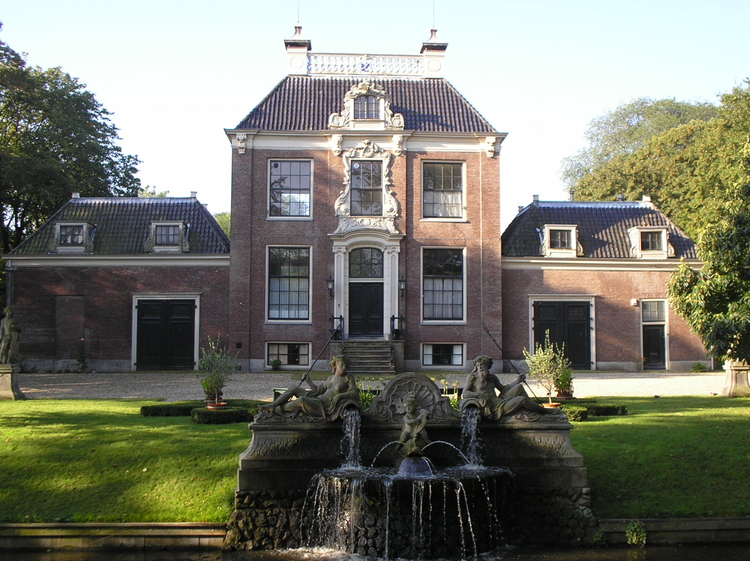  Huize Frankendael aan de Middenweg met de fontein weer in volle glorie.<br />(2006) 