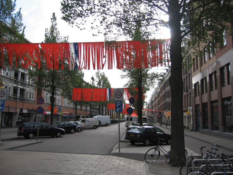 Gezellig De Eerste van Swindenstraat is in 2006 nog altijd gezellg en in juni helemaal oranje versierd vanwege het werelkampioenschap voetbal (in Duitsland). 