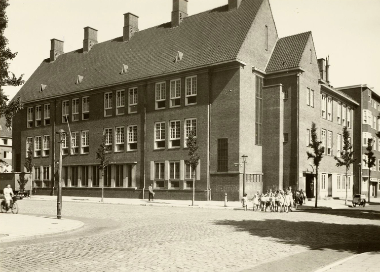 De Insulindeschool. .. ..<br />De Insulindeschool (school voor gewoon lager onderwijs) zat aan het Javaplantsoen op nummer 9, met links de Javastraat en rechts de Boetonstraat. Datering: juni 1940 <br />.<br /> Foto: Beeldbank Amsterdam. 