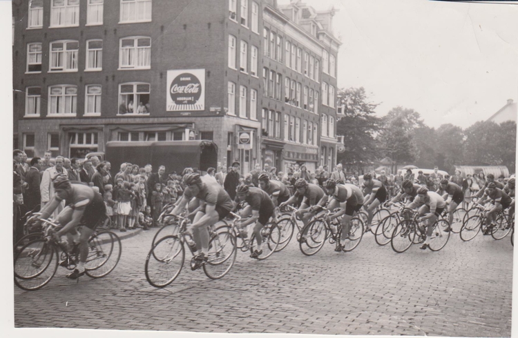 wielerwedstrijd Peleton gaat vanuit de Pieter Vlamingstraat de Dapperstraat in 