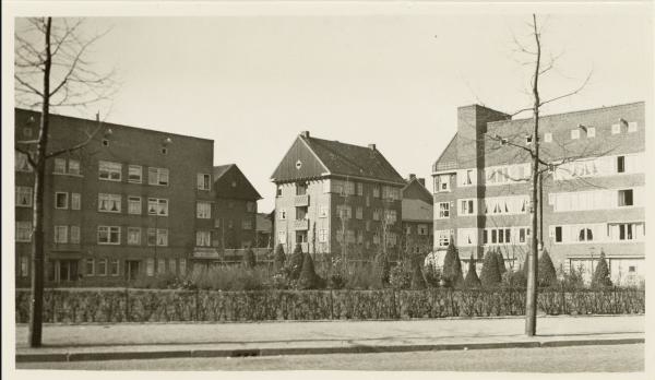  Deze afbeelding uit 1938 laat het Afrikanerplein zien, in noordelijke richting.Bron: Beeldbank, Stadsarchief Amsterdam. 