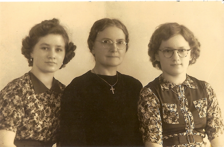  Agatha, moeder Lize en zus Trudy van Langen.<br />Foto: Jo Haen 