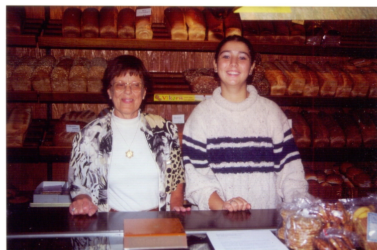  Moeder Agnes met de zaterdaghulp Karima achter de toonbank. Foto genomen rond 1998. 