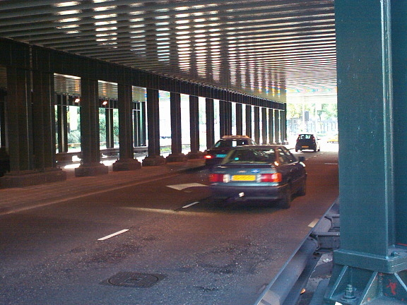  Nog altijd een onveilig gevoel bij de viaduct van de Wibautstraat, 2003, net als in 1961 