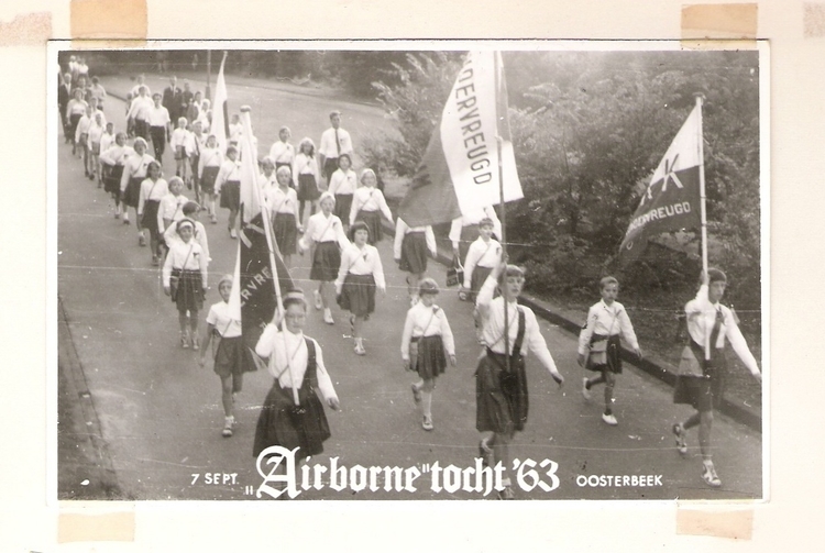  Airborne Tocht 1963, Oosterbeek Met de WKK Kindervreugd-vlag tijdens de Airborne Tocht op 7 september 1963 in Oosterbeek. 