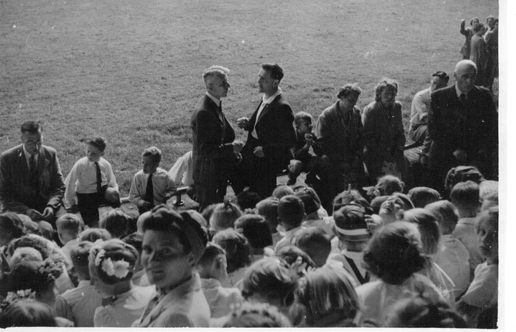  Bevrijdingsfeest in het voormalige Ajaxstadion september 1945.<br />Op de foto de vader van Henk de Koning (hoofd Hogewegschool)  en dhr.Karel Gordijn (gymleraar Hogewegschool). Ze zijn beiden duidelijk nog broodmager !<br />(foto Henk de Koning) 