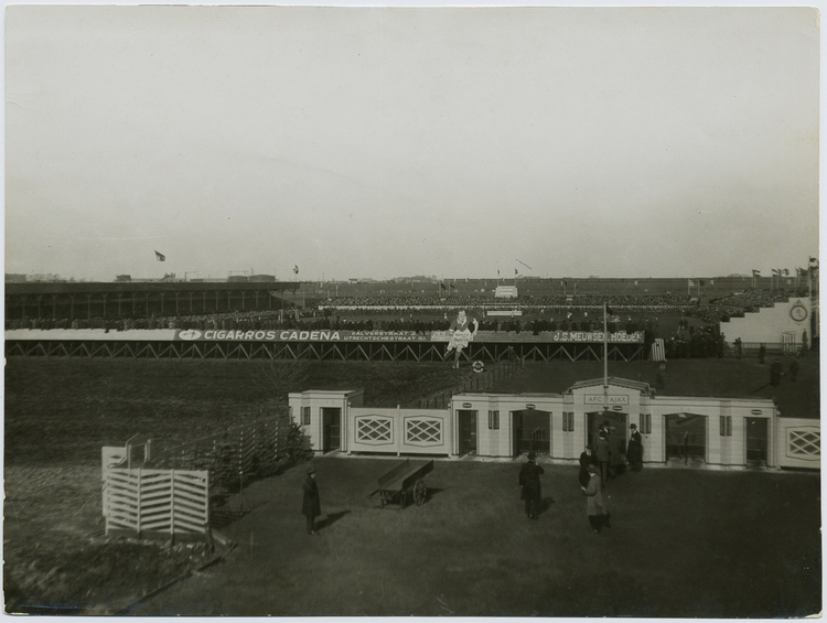 Het houten Ajax-stadion (1911-1934) Foto: Ajax - archief De opgang naar het oude veld vanaf de Middenweg, ca. 1928. 