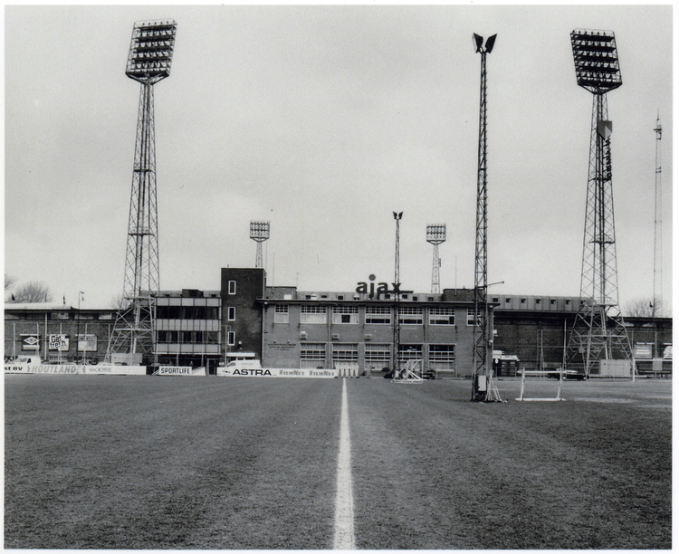 Stadion De Meer gezien vanaf het trainingsveld, 24 maart 1995. <br />Foto: Ton van Rijn, Gemeentearchief Amsterdam .<br />Foto: Gemeentearchief Amsterdam 