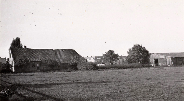 Boerderij Goed Genoeg. Op de achtergrond zijn de huizen van de van Marumstraat te zien. Rond 1957 is deze boerderij afgebroken. Op deze plek is nu Wong Koen. .<br />Foto: Beeldbank Amsterdam 