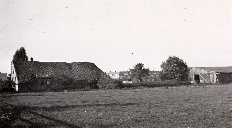  Boerderij Goed Genoeg stond op de plaats waar nu het Chr.Huygensplein is. 