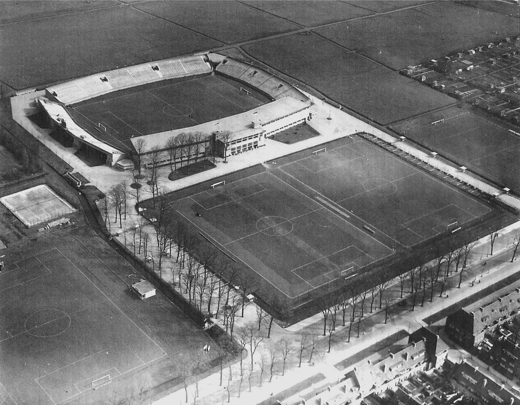 Het AJAX stadion op 28 maart 1936. Links is nog goed de oprijlaan (van Voorland) met de 2 rijen bomen te zien. Iets daarboven (witte vierkant) de tennisvelden van V.V.G.A. ? En rechts een gedeelte van de volkstuinen van Voorland  