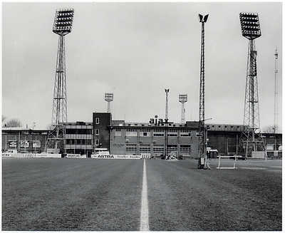  Het oude Ajaxstadion de Meer aan de Middenweg. 