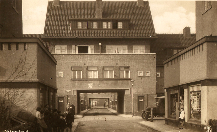 Akkerstraat 31 rechts - 1929 .<br />Foto: Jan van Deudekom 