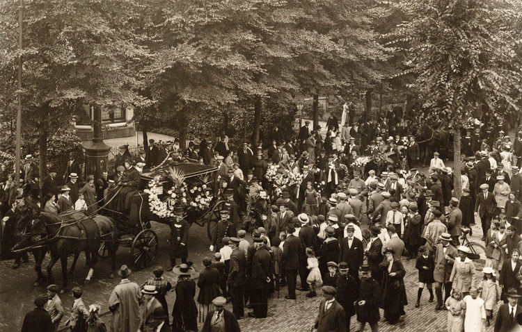 Begrafenis Albert Hahn (1877-1918). Begrafenisstoet op de Middenweg op weg naar de Nieuwe Oosterbegraafplaats. .<br />Foto: Beeldbank Stadsarchief Amsterdam 