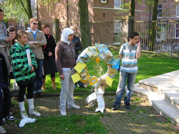  Leerlingen uit groep 8 van obs Aldoende met de zelfgemaakte krans voor het Monument De Joodse Erkentelijkheid.<br />Foto gemaakt door de schrijver (24 april 2009). 