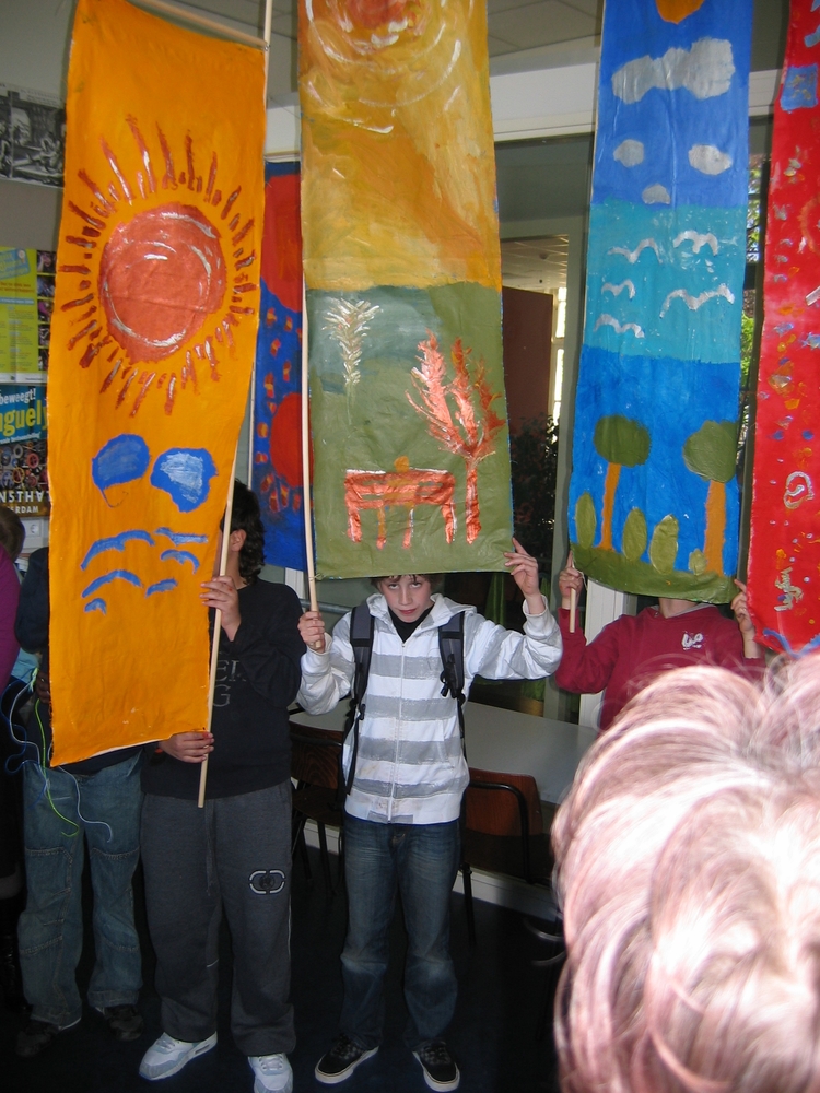  Leerlingen van de obs Aldoende presenteren hun werkstukken gemaakt voor 'hun' monument: De Joodse Erkentelijkheid.<br />Foto gemaakt door de schrijver op 23 april 2009. 