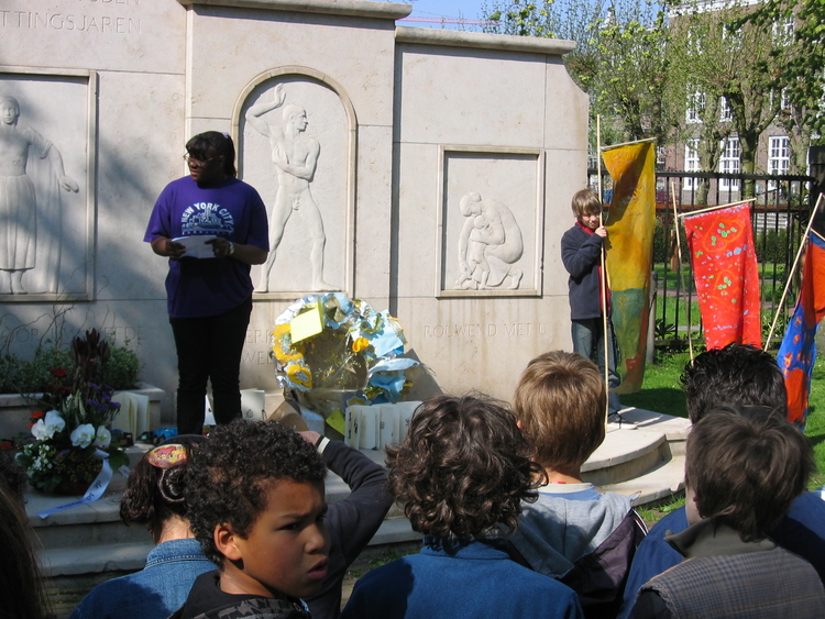  Kinderen van groep 8 van de obs Aldoende bij het monument: De Joodse Erkentelijkheid. Foto gemaakt door de schrijver op 24 april 2009. 
